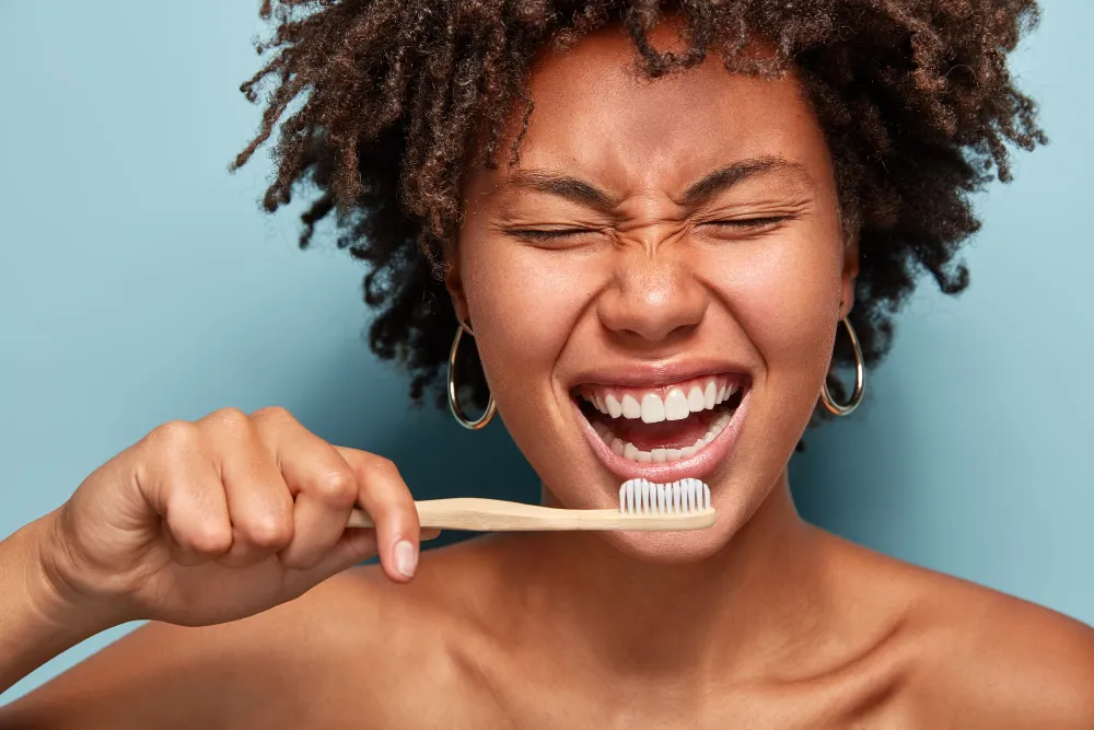 Nadwrażliwość zębów a codzienna higiena jamy ustnej: Jak dbać o delikatne zęby?