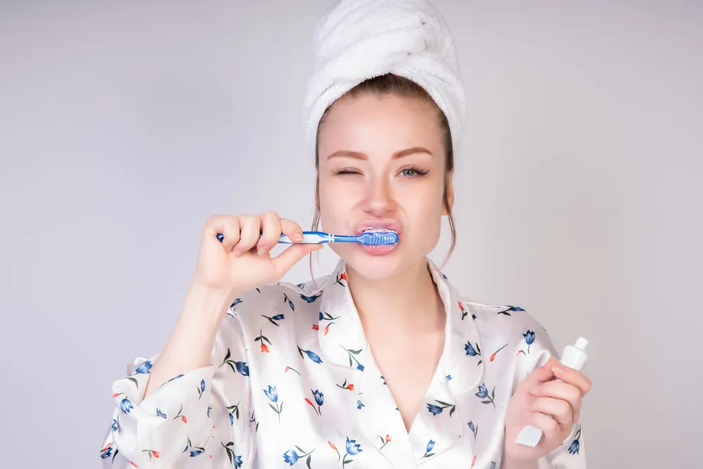 Czy ostre czyszczenie zębów może pogłębiać nadwrażliwość? Eksperckie opinie