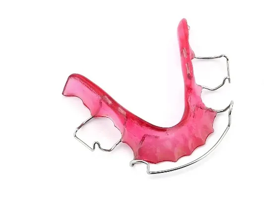 Co zrobić, gdy ruchomy aparat ortodontyczny przebarwia się lub matowieje?